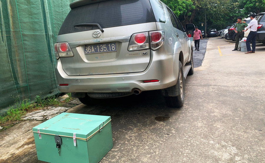 Nhằm đảm bảo an toàn tuyệt đối trong vận chuyển đề thi, huyện Mường Lát (Thanh Hóa) điều động xe biển xanh đi vận chuyển đề. (Ảnh: HĐ)