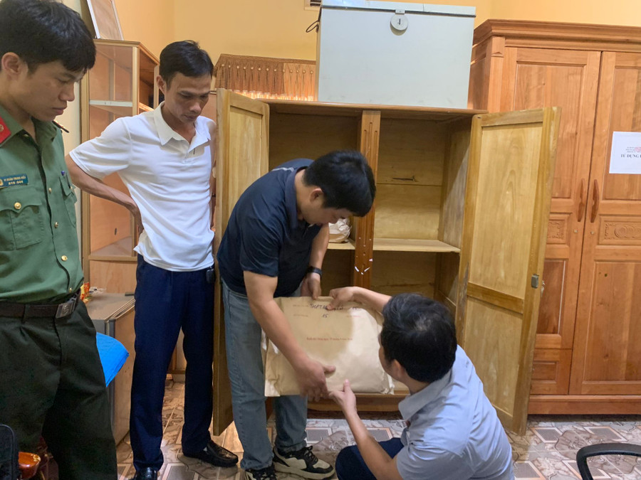 Công an bảo vệ công tác chuyển đề thi từ thùng đựng vào tủ bảo vệ. (Ảnh: HĐ)