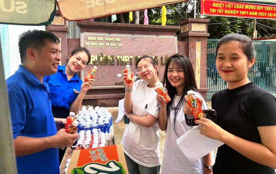 Nhiều thí sinh ở điểm thi Trường THPT Mường Lát (Thanh Hóa) nhận nước uống miễn phí. (Ảnh: HĐ) Nhiều thí sinh ở điểm thi Trường THPT Mường Lát (Thanh Hóa) nhận nước uống miễn phí. (Ảnh: HĐ)