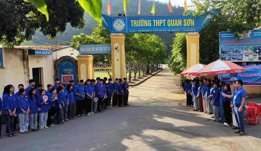 Lực lượng thanh niên tình nguyện Tiếp sức mùa thi tại điểm thi Trường THPT Quan Sơn, tỉnh Thanh Hóa. (Ảnh: Thế Lượng). Lực lượng thanh niên tình nguyện Tiếp sức mùa thi tại điểm thi Trường THPT Quan Sơn, tỉnh Thanh Hóa. (Ảnh: Thế Lượng).