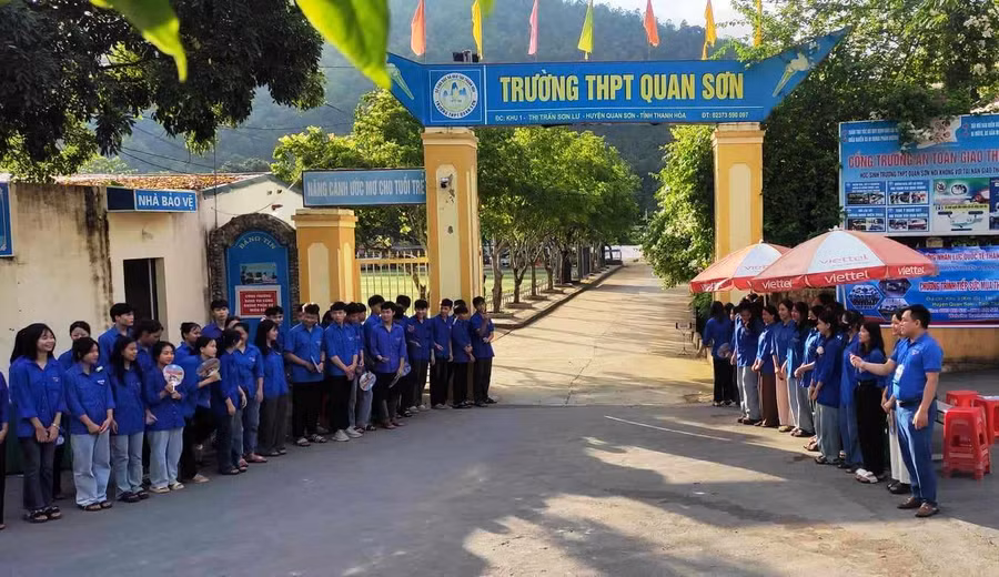 Lực lượng thanh niên tình nguyện Tiếp sức mùa thi tại điểm thi Trường THPT Quan Sơn, tỉnh Thanh Hóa. (Ảnh: Thế Lượng).