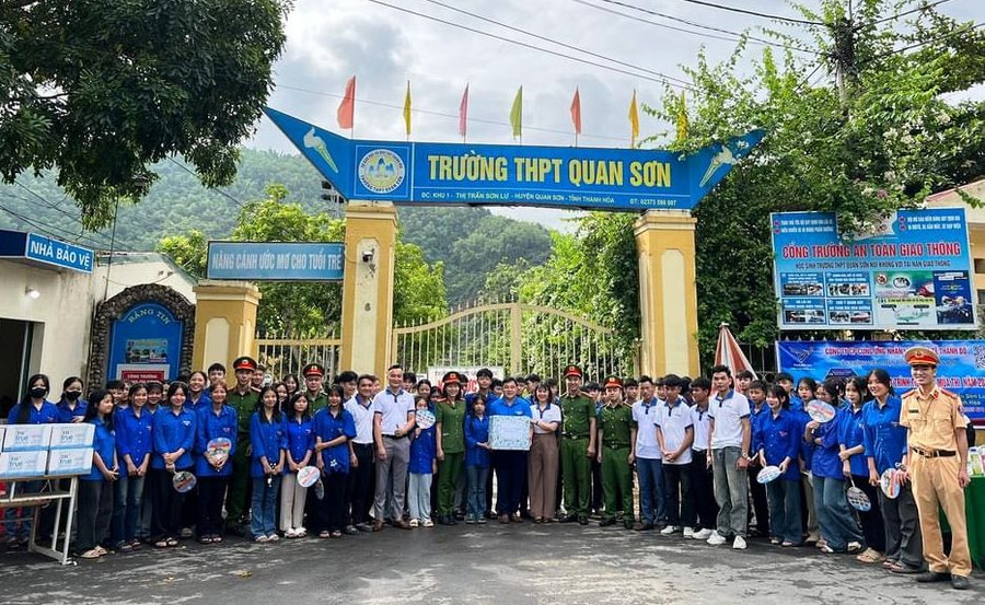 Lực lượng công an, thanh niên tình nguyện, doanh nghiệp...cùng chung tay "tiếp sức mùa thi" tại Trường THPT Quan Sơn, tỉnh Thanh Hóa. (Ảnh: HĐ) Lực lượng công an, thanh niên tình nguyện, doanh nghiệp...cùng chung tay "tiếp sức mùa thi" tại Trường THPT Quan Sơn, tỉnh Thanh Hóa. (Ảnh: HĐ)