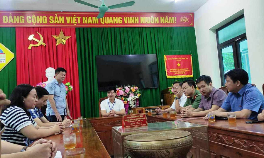 Ban Chỉ đạo Kỳ thi Tốt nghiệp THPT năm 2024 huyện Quan Hóa nghe Điểm trưởng Điểm thi Trường THPT Quan Hóa (Thanh Hóa) báo cáo tình hình sau buổi thí sinh làm thủ tục thi. ( Ảnh: Thế Lượng) Ban Chỉ đạo Kỳ thi Tốt nghiệp THPT năm 2024 huyện Quan Hóa nghe Điểm trưởng Điểm thi Trường THPT Quan Hóa (Thanh Hóa) báo cáo tình hình sau buổi thí sinh làm thủ tục thi. ( Ảnh: Thế Lượng)