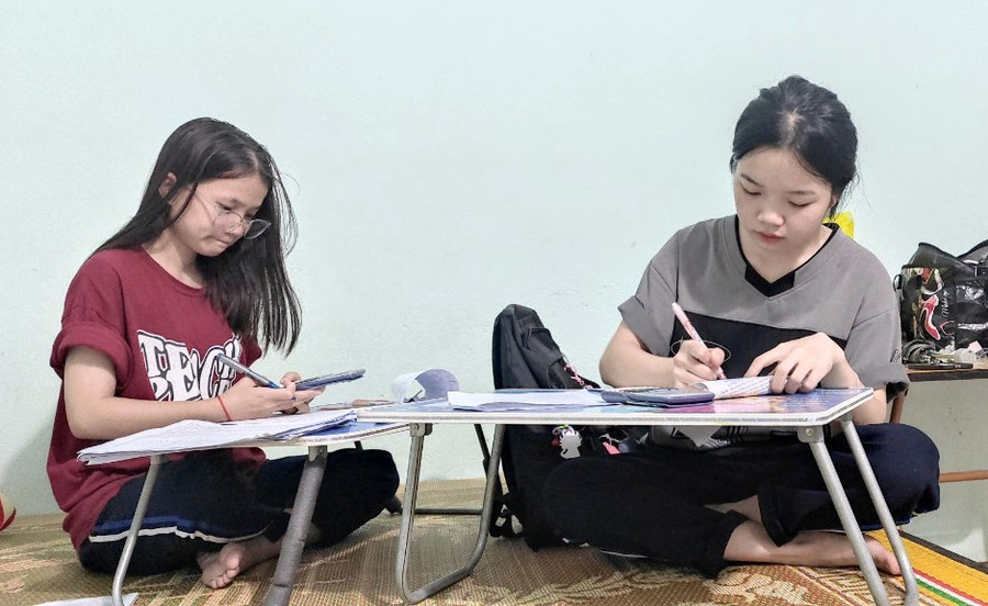 Hai thí sinh tự do Hà Thị Hà Vy (trái) và Lò Hương Lan (phải) ở phòng trọ miễn phí tại thị trấn Hồi Xuân (Quan Hóa, Thanh Hóa). Ảnh: Thế Lượng Hai thí sinh tự do Hà Thị Hà Vy (trái) và Lò Hương Lan (phải) ở phòng trọ miễn phí tại thị trấn Hồi Xuân (Quan Hóa, Thanh Hóa). Ảnh: Thế Lượng