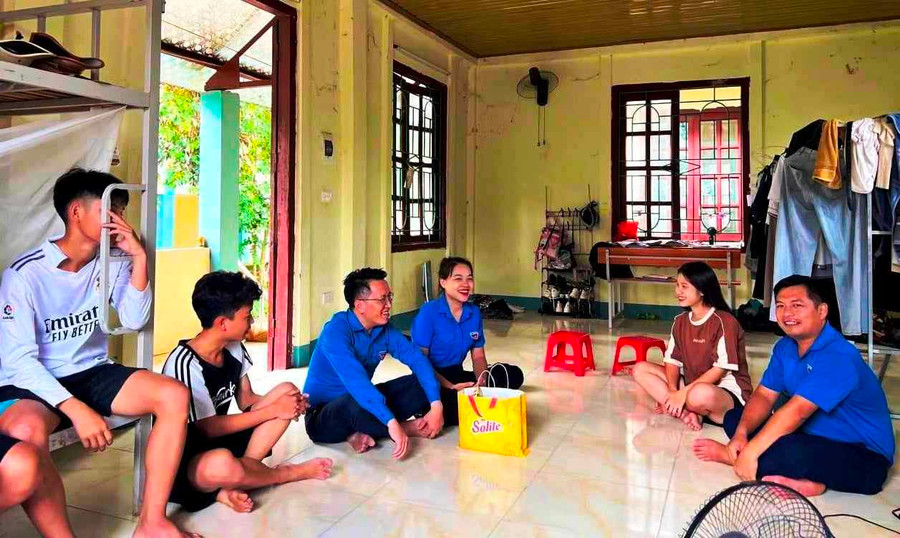 Cán bộ Huyện đoàn Mường Lát vào Làng học sinh Trường THPT Mường Lát (Thanh Hóa) động viên các thí sinh trong những ngày diễn ra kỳ thi. (Ảnh: HĐ) Cán bộ Huyện đoàn Mường Lát vào Làng học sinh Trường THPT Mường Lát (Thanh Hóa) động viên các thí sinh trong những ngày diễn ra kỳ thi. (Ảnh: HĐ)