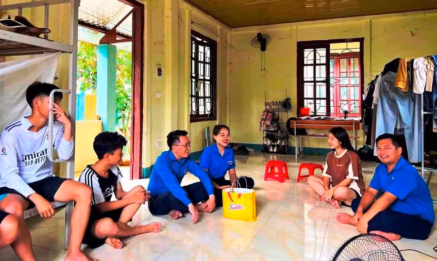 Cán bộ Huyện đoàn Mường Lát vào Làng học sinh Trường THPT Mường Lát (Thanh Hóa) động viên các thí sinh trong những ngày diễn ra kỳ thi. (Ảnh: HĐ)