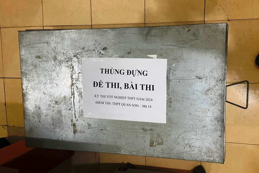 Thùng đựng đề thi tại Điểm thi Trường THPT Quan Sơn, tỉnh Thanh Hóa. (Ảnh: HĐ)