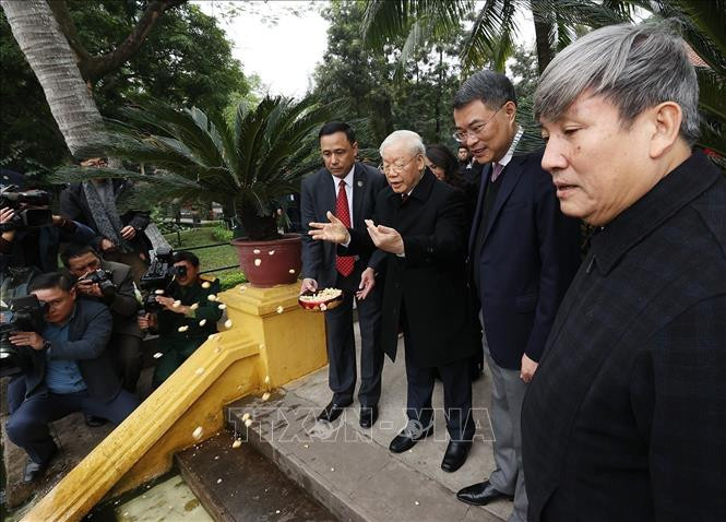 Tổng Bí thư Nguyễn Phú Trọng thăm ao cá Bác Hồ. Ảnh: Trí Dũng/TTXVN