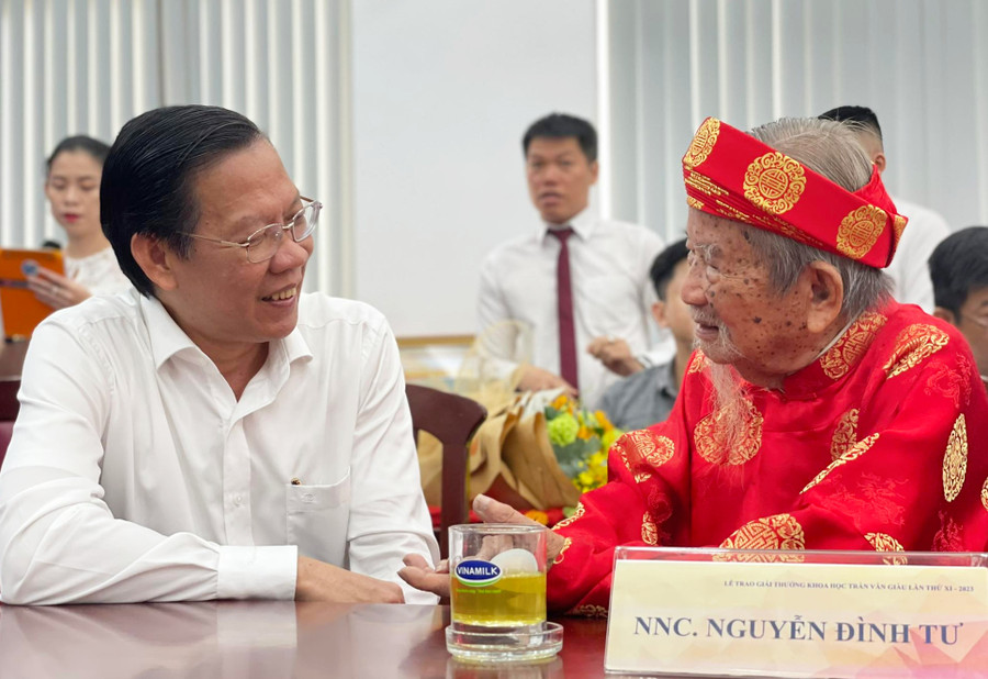 Ông Phan Văn Mãi trò chuyện với Nhà nghiên cứu Nguyễn Đình Tư. Ảnh: An Hà Ông Phan Văn Mãi trò chuyện với Nhà nghiên cứu Nguyễn Đình Tư. Ảnh: An Hà