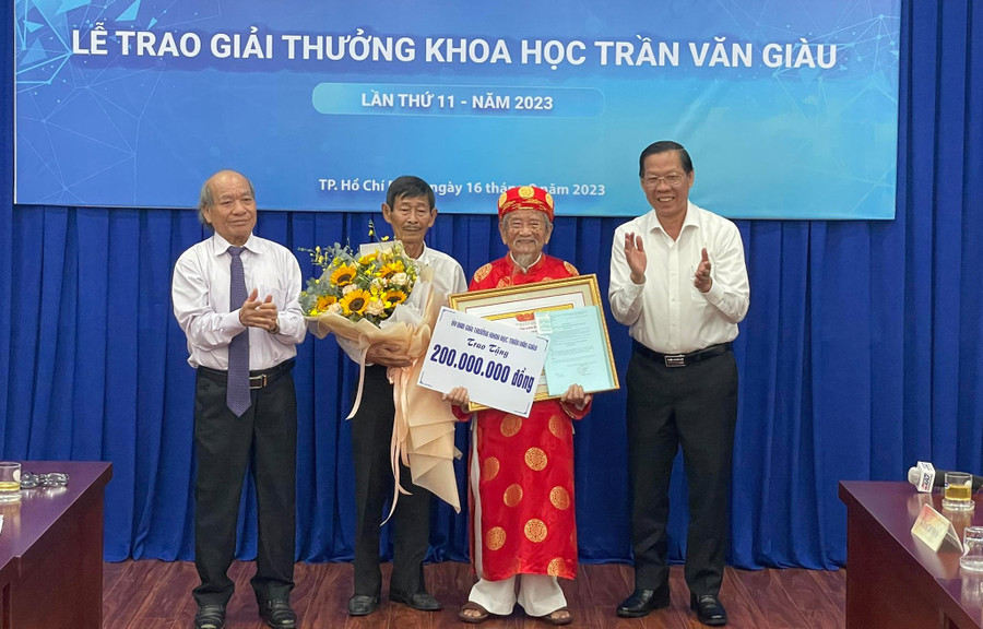 Ông Phan Văn Mãi, Chủ tịch UBND TPHCM (ngoài cùng bên phải) trao giải thưởng Trần Văn Giàu cho Nhà nghiên cứu Nguyễn Đình Tư. Ảnh: An Hà Ông Phan Văn Mãi, Chủ tịch UBND TPHCM (ngoài cùng bên phải) trao giải thưởng Trần Văn Giàu cho Nhà nghiên cứu Nguyễn Đình Tư. Ảnh: An Hà