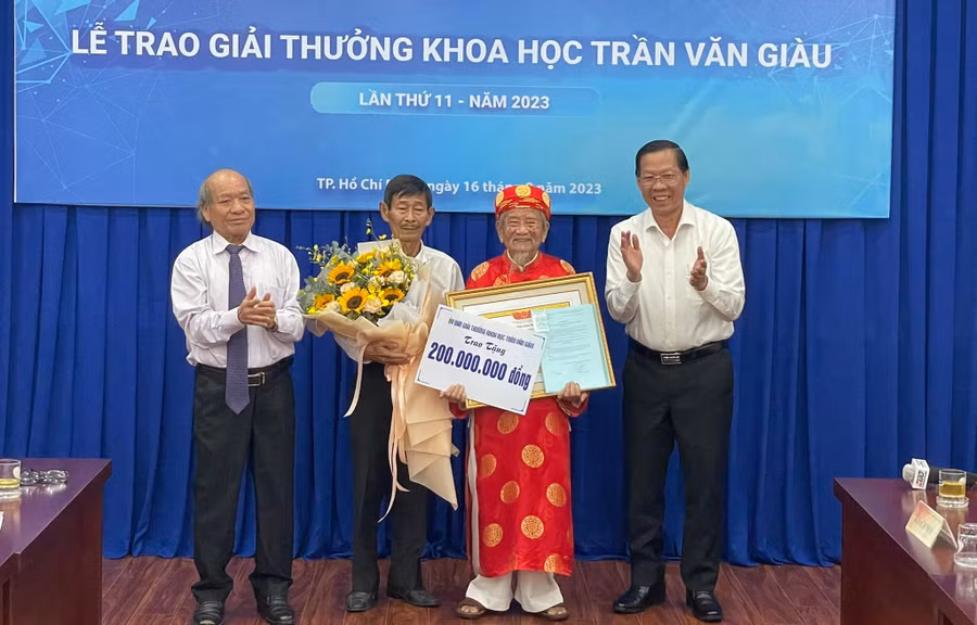 Ông Phan Văn Mãi, Chủ tịch UBND TPHCM (ngoài cùng bên phải) trao giải thưởng Trần Văn Giàu cho Nhà nghiên cứu Nguyễn Đình Tư. Ảnh: An Hà