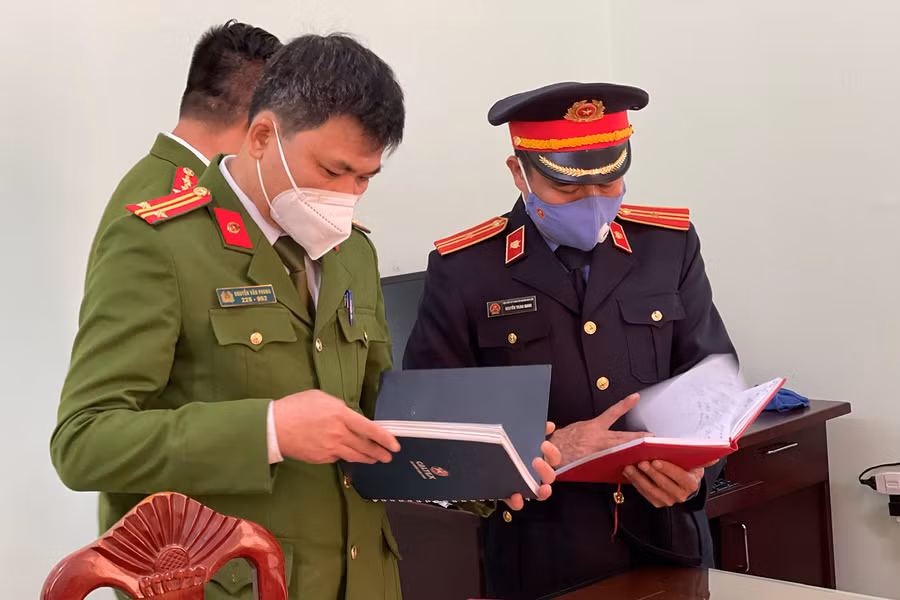 Cơ quan chức năng tiến hành kiểm tra hồ sơ vụ việc.