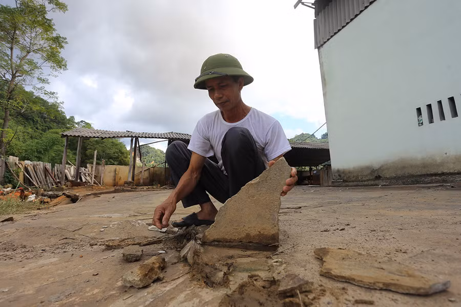 Sân công ty cũng bị nứt nẻ, bóc thành từng mảng