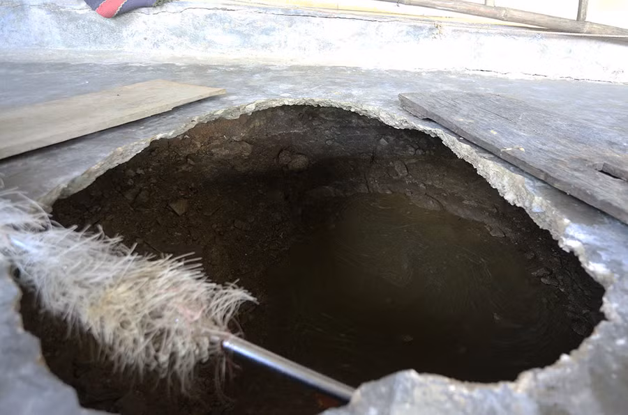Phía dưới đáy hố là nước và đất bùn mềm