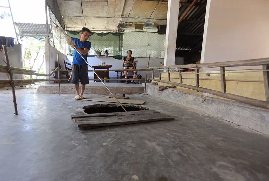 Gia đình anh Thắm phải di dời đến ở nhờ nhà người thân