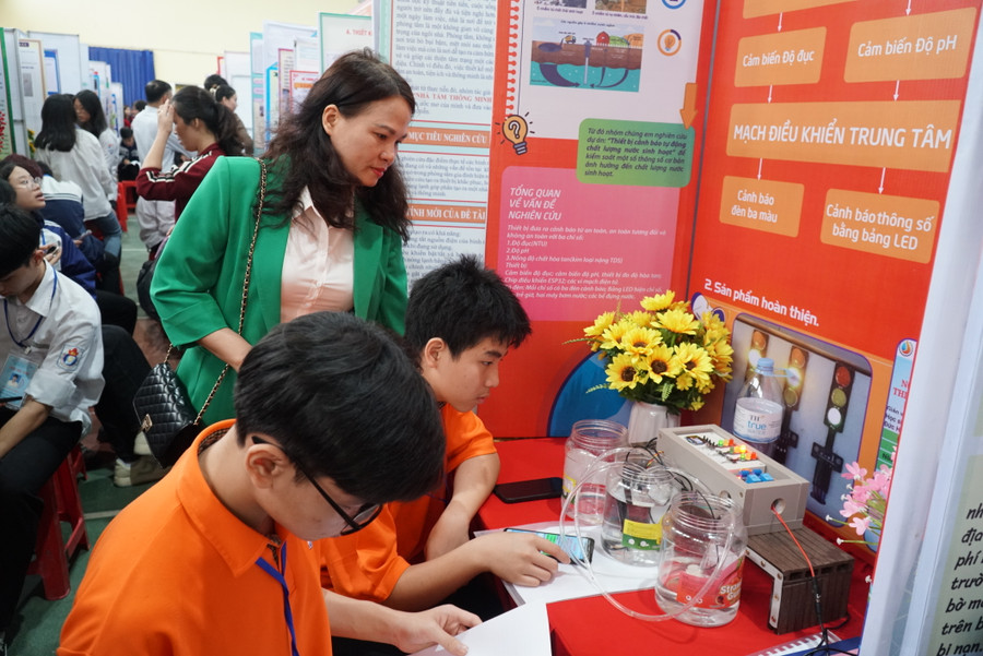 Học sinh và giáo viên hướng dẫn chuẩn bị thuyết trình dự án tại cuộc thi. Ảnh: Hồ Lài Học sinh và giáo viên hướng dẫn chuẩn bị thuyết trình dự án tại cuộc thi. Ảnh: Hồ Lài