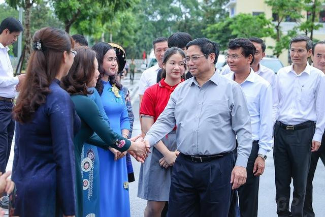 Thủ tướng thăm hỏi, động viên các thầy, cô giáo. Ảnh: VGP/Nhật Bắc