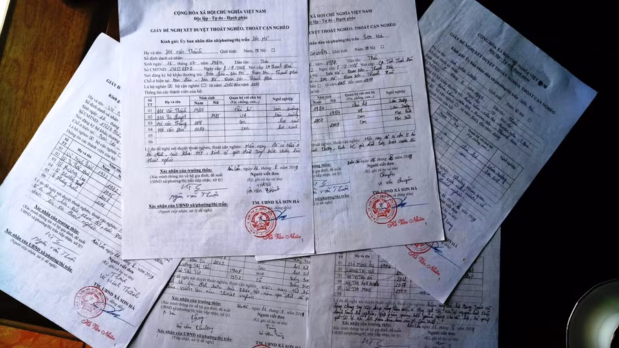 Những lá đơn xin thoát nghèo của người dân xã Sơn Hà, huyện Quan Sơn (Thanh Hóa).