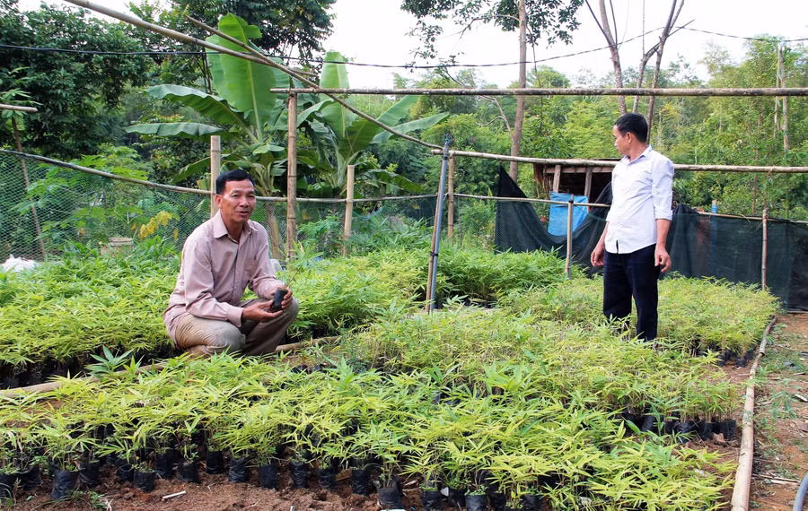 Anh Lò Văn Panh (người ngồi) ở bản Hẹ, thị trấn Sơn Lư (Quan Sơn) đã viết đơn xin dành “phần nghèo” cho người khác.