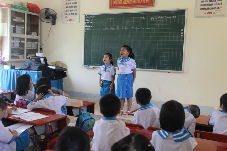 Giờ học âm nhạc của học sinh Tiểu học thị trấn Tân Kỳ, huyện Tân Kỳ, Nghệ An