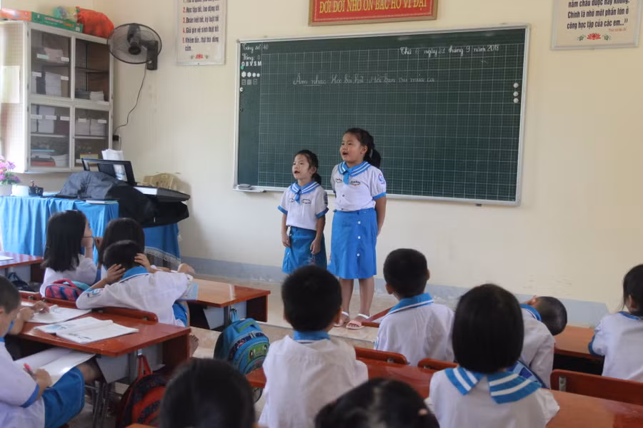 Giờ học âm nhạc của học sinh Tiểu học thị trấn Tân Kỳ, huyện Tân Kỳ, Nghệ An