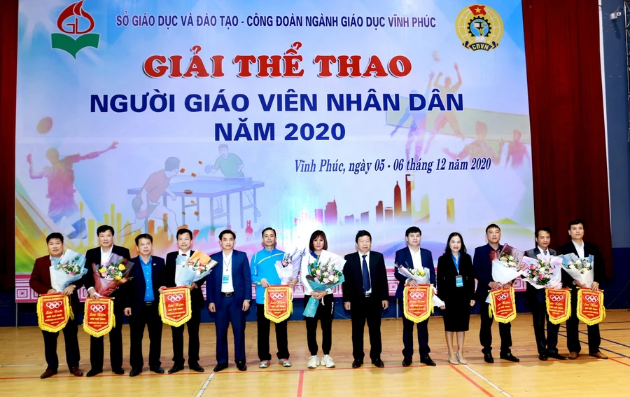 Lãnh đạo Sở GD&ĐT Vĩnh Phúc trao cờ lưu niệm cho các đơn vị tham gia giải. Ảnh: Trà Hương