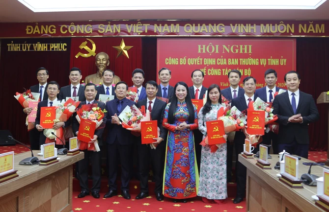 Bí thư Tỉnh ủy Vĩnh Phúc Hoàng Thị Thúy Lan cùng Phó Bí thư Phạm Hoàng Anh, Lê Duy Thành trao Quyết định và tặng hoa chúc mừng các cán bộ nhận nhiệm vụ mới.