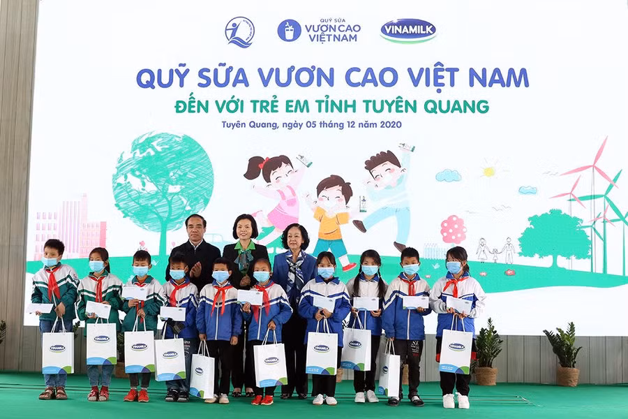 Ủy viên Bộ Chính trị, Bí Thư trung ương Đảng, Trưởng Ban Dân vận Trung ương Trương Thị Mai cùng Bí thư Tỉnh uỷ Chẩu Văn Lâm và bà Bùi Thị Hương, Giám đốc Điều hành Hành chính – Nhân sự - Đối ngoại, Công ty Cổ phần Sữa Việt Nam trao Quỹ sữa vươn cao Việt Nam đến với trẻ em tỉnh Tuyên Quang