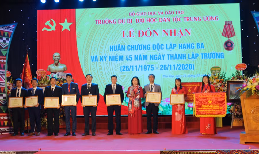 Thứ trưởng Ngô Thị Minh trao Cờ thi đua và Bằng khen của Bộ GD&amp;ĐT cho tập thể, cá nhân nhà trường