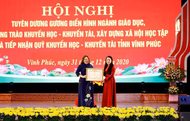 Bí thư Tỉnh ủy Vĩnh Phúc Hoàng Thị Thúy Lan (bìa phải) trao Bằng khen của Thủ tướng Chính phủ cho Hiệu trưởng Trường THPT Nguyễn Viết Xuân