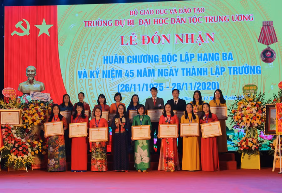 Thứ trưởng - Phó chủ nhiệm UBDT Chính phủ Hoàng Thị Hạnh trao tặng Cờ thi đua và Bằng khen cho tập thể, giáo viên nhà trường