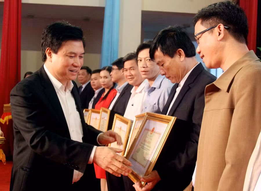 Thứ trưởng Nguyễn Hữu Độ trao bằng khen của Bộ cho các tập thể đã có thành tích xuất sắc trong công tác KĐCLGD