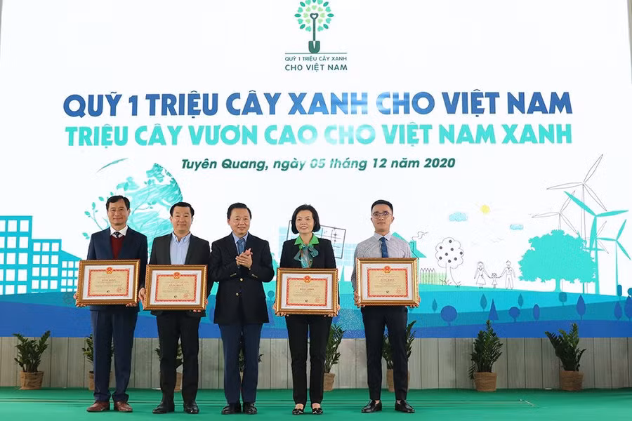 Bộ trưởng Trần Hồng Hà trao tặng Bằng khen của Bộ Tài nguyên và Môi trường cho Tập thể và các cá nhân đã có thành tích trong hoạt động bảo vệ môi trường, xây dựng và phát triển Chương trình Quỹ 1 triệu cây xanh cho Việt Nam giai đoạn 2012-2020