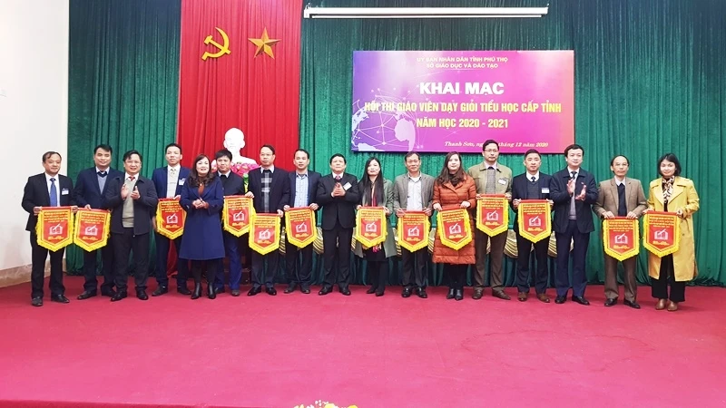 Lãnh đạo Sở GD&ĐT và lãnh đạo huyện Thanh Sơn trao cờ lưu niệm cho các đoàn tham dự hội thi