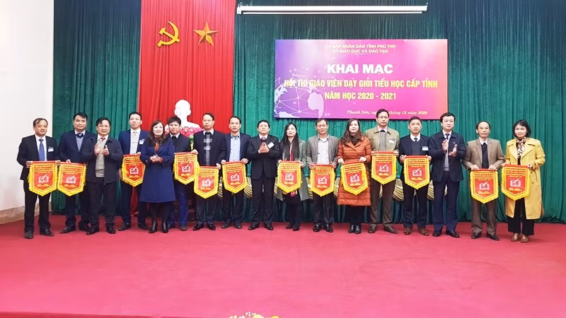 Lãnh đạo Sở GD&ĐT và lãnh đạo huyện Thanh Sơn trao cờ lưu niệm cho các đoàn tham dự hội thi
