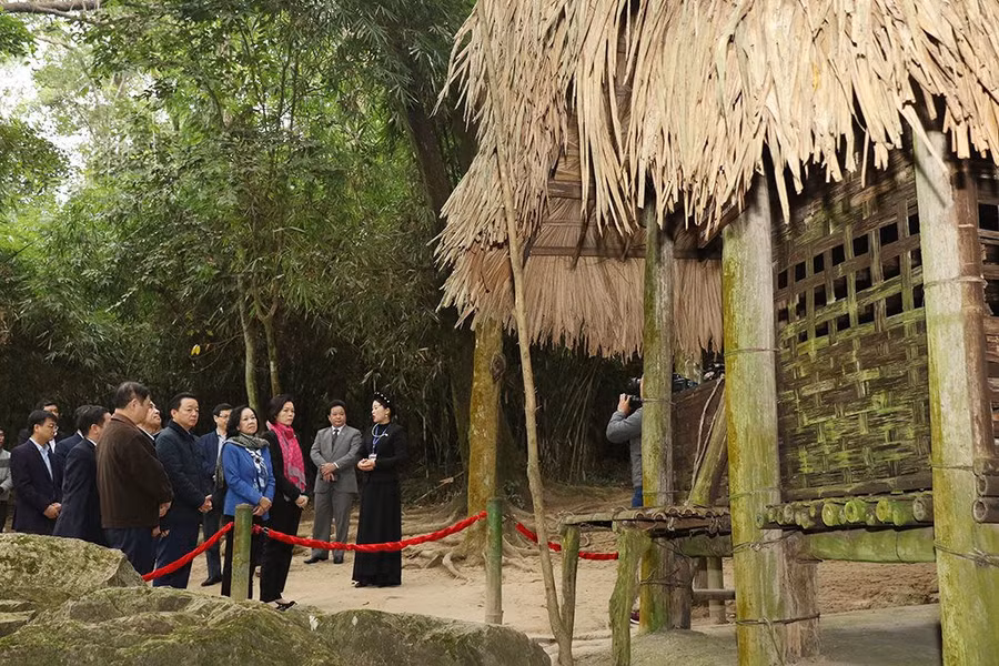 Các đại biểu thăm quan lán Nà Nưa - nơi ở và làm việc của Chủ tịch Hồ Chí Minh (từ cuối tháng 5 đến 22 tháng 8 năm 1945). Ảnh: Khương Trung