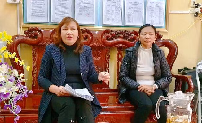 Bà Nguyễn Thị Lan (trái) - Hiệu trưởng nhà trường lý giải việc một cháu bé bị quên trong nhà vệ sinh của trường.