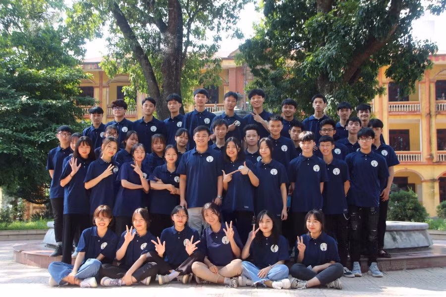 Ảnh lưu niệm của Thầy Huy và học sinh Trường THPT Tam Dương