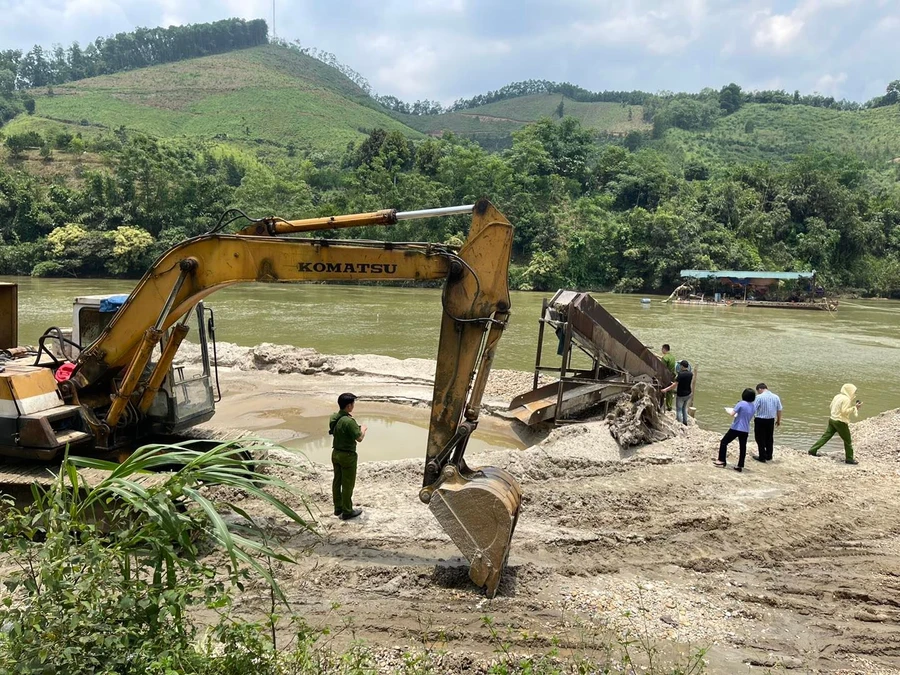 Điểm khai thác cát trái phép mới bị lực lượng công an phát hiện. Ảnh: Công an tỉnh Hà Giang