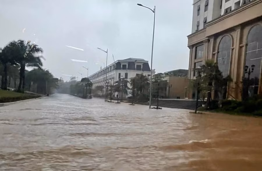 Khu đô thị cũng chìm trong biển nước