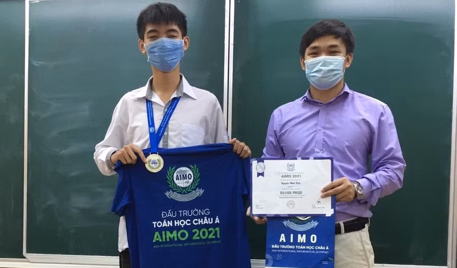 Thầy Huy (bìa phải) và em Nguyễn Minh Hiếu - Huy chương Bạc AIMO 2021 vòng chung kết quốc gia
