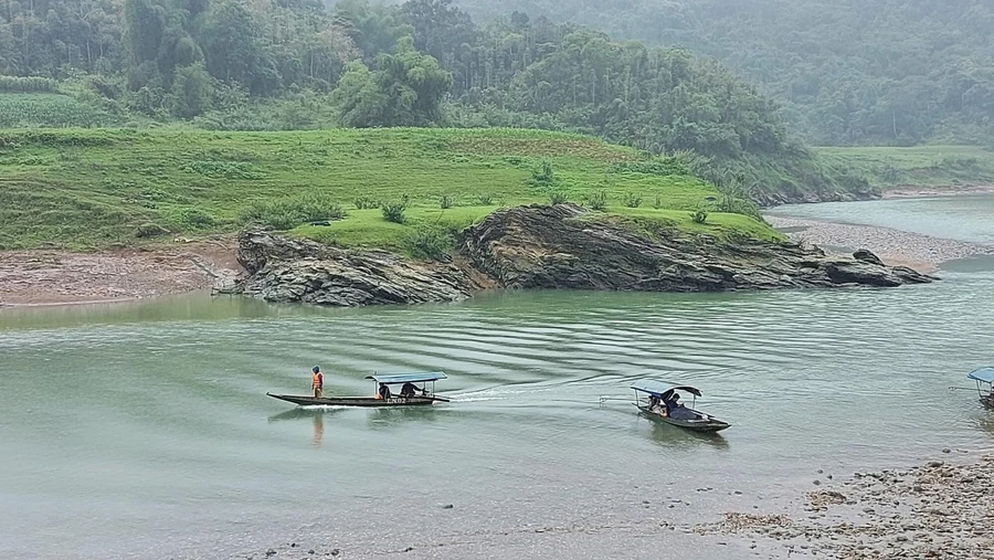 Lực lượng chức năng tìm kiếm nạn nhân mất tích