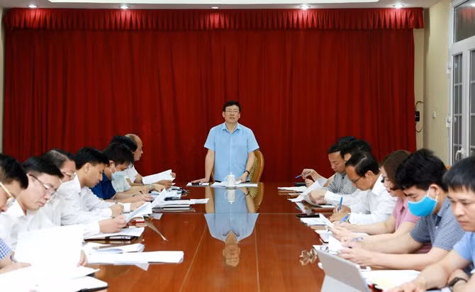 Chủ tịch UBND tỉnh Vĩnh Phúc Lê Duy Thành phát biểu chỉ đạo tại cuộc họp.