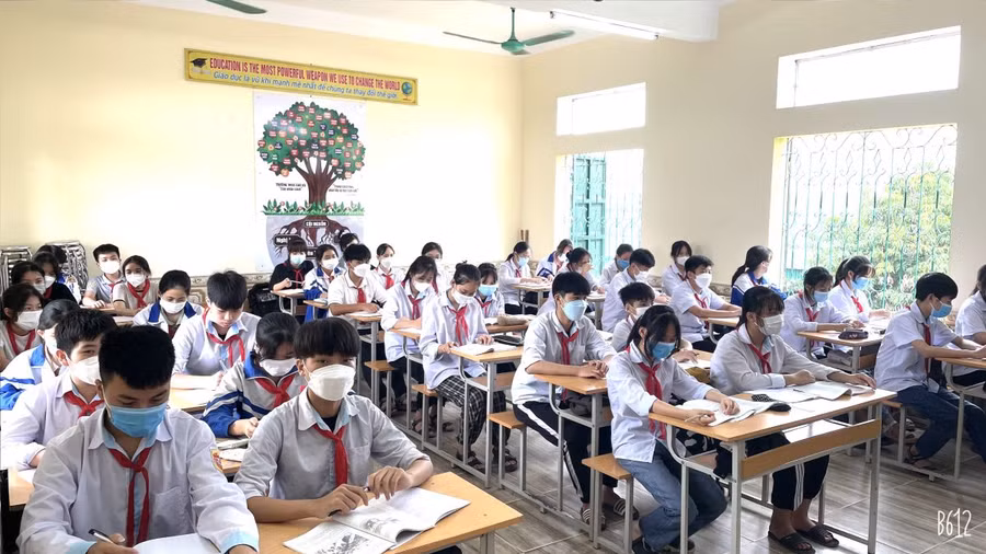 Học sinh Trường THCS Cao Xá chăm chú trong giờ học Lịch sử