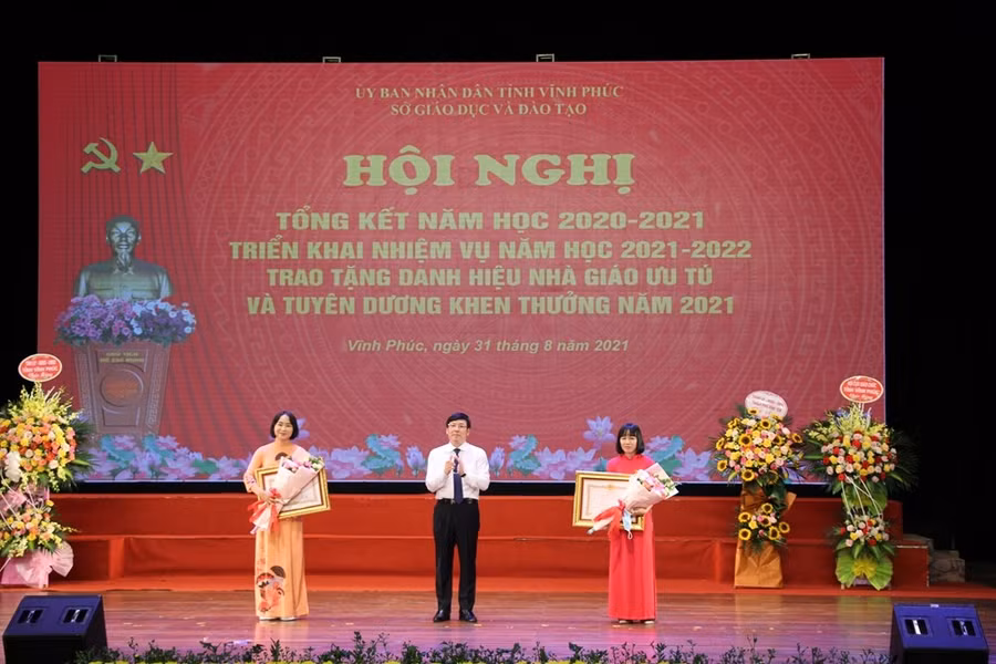 Nhà giáo Trần Thị Minh Yến - Trường THPT Trần Phú và Lưu Thị Tuyển - Trường THPT Trần Nguyên Hãn được Chủ tịch UBND tỉnh Vĩnh Phúc Lê Duy Thành trao tặng danh hiệu Nhà giáo ưu tú do Chủ tịch nước phong tặng năm 2021