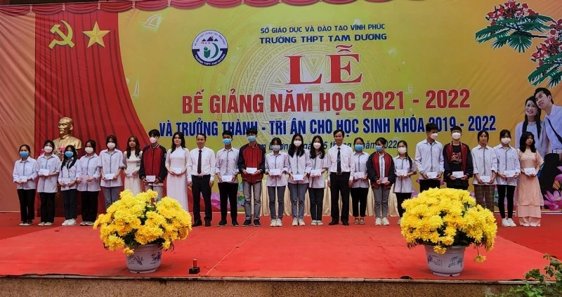 Lãnh đạo nhà trường trao phần thưởng cho học sinh giỏi cấp tỉnh tại lễ bế giảng