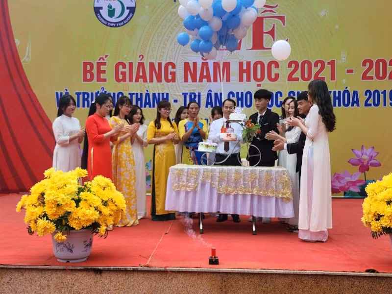 Giáo viên và học sinh nhà trường tổ chức chương trình sinh nhật tuổi 18 cho học sinh lớp 12