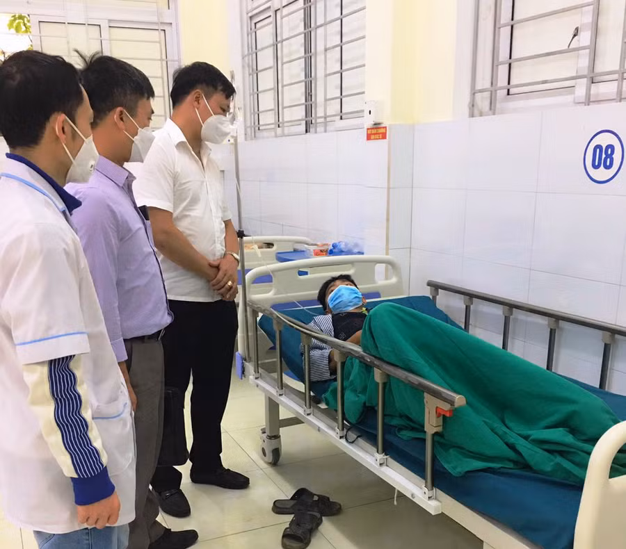 Đại diện ngành y tế thăm hỏi bệnh nhân bị ngộ độc. Ảnh: Chi cục ATVSTP Hà Giang