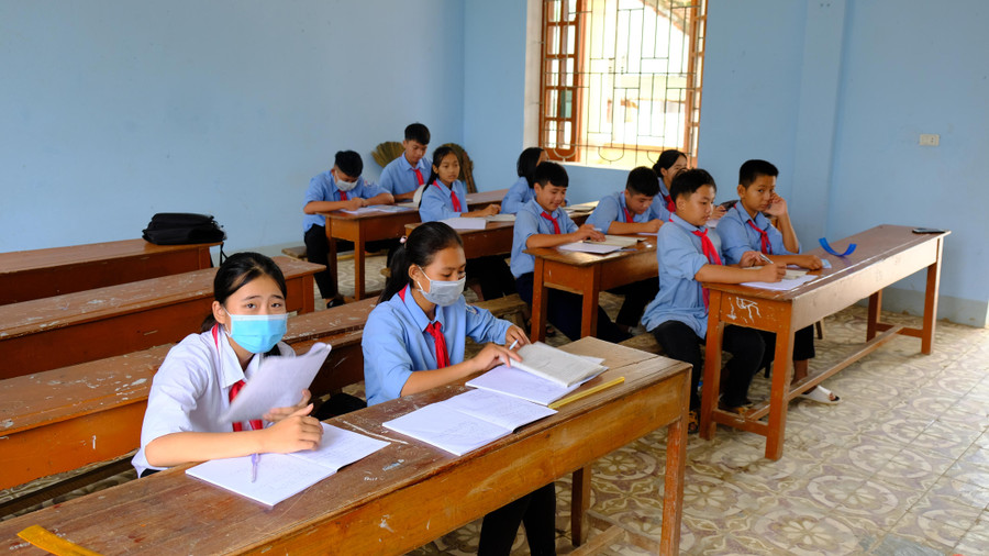 Việc phụ huynh ngăn cản con em đến trường gây ảnh hưởng đến quyền lợi học tập của học sinh. Việc phụ huynh ngăn cản con em đến trường gây ảnh hưởng đến quyền lợi học tập của học sinh.