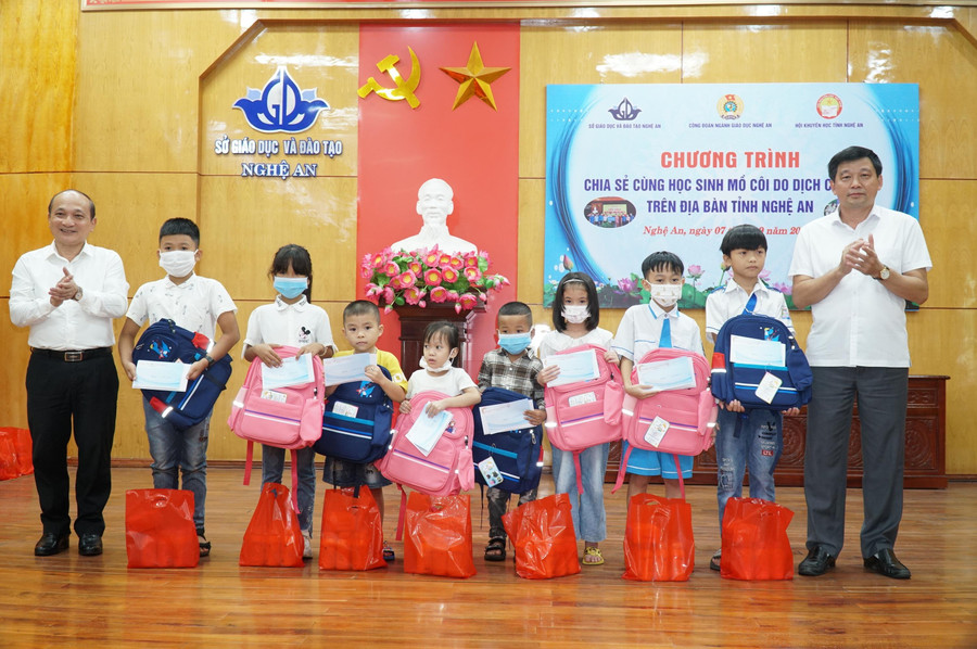 Ông Kha Văn Tám – Chủ tịch Liên đoàn Lao động Nghệ An và ông Nguyễn Thanh Hiền – Chủ tịch Hội khuyến học tỉnh trao quà hỗ trợ và động viên các em nhỏ. Ông Kha Văn Tám – Chủ tịch Liên đoàn Lao động Nghệ An và ông Nguyễn Thanh Hiền – Chủ tịch Hội khuyến học tỉnh trao quà hỗ trợ và động viên các em nhỏ.